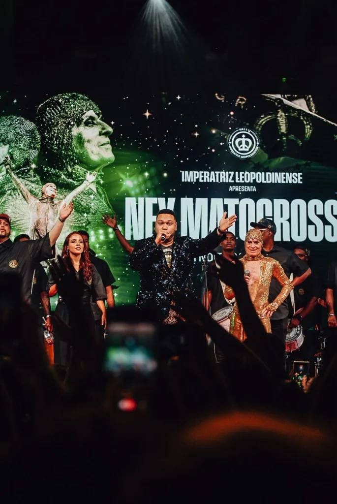 WhatsApp-Image-2026-02-05-at-00.07.08-685x1024 Noite Camaleônica! Com participação especial de IZA, Imperatriz Leopoldinense e Ney Matogrosso celebram Carnaval 2026 com show do cantor no Vivo Rio
