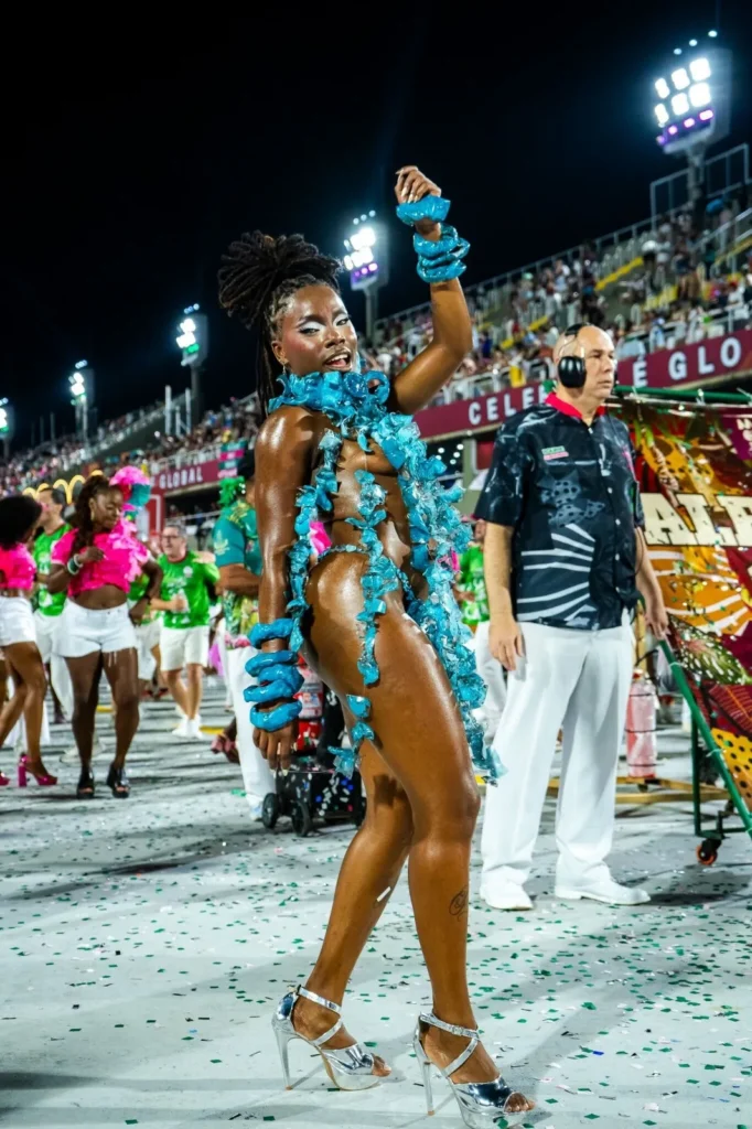 WhatsApp-Image-2026-02-07-at-10.19.48-1-682x1024 Musa da Mangueira desfila com look feito com mais de 200 garrafas pet e leva reflexão sobre poluição do Rio Amazonas para Avenida