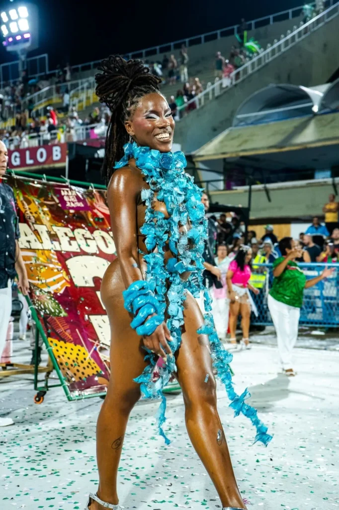 WhatsApp-Image-2026-02-07-at-10.19.48-682x1024 Musa da Mangueira desfila com look feito com mais de 200 garrafas pet e leva reflexão sobre poluição do Rio Amazonas para Avenida