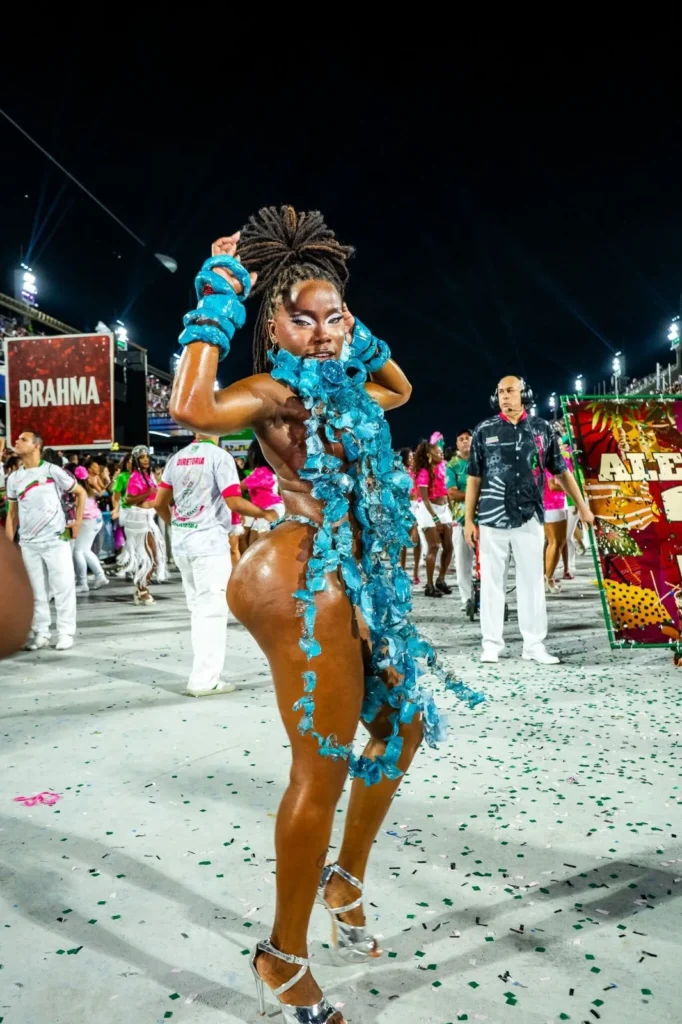 WhatsApp-Image-2026-02-07-at-10.19.49-682x1024 Musa da Mangueira desfila com look feito com mais de 200 garrafas pet e leva reflexão sobre poluição do Rio Amazonas para Avenida