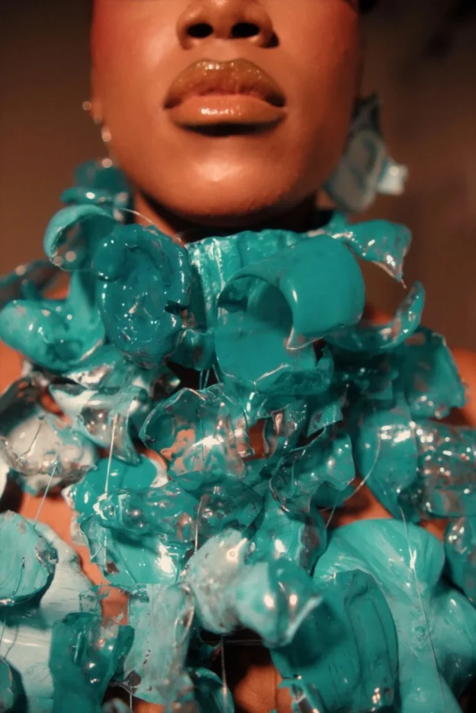 WhatsApp-Image-2026-02-07-at-10.19.50-1-684x1024 Musa da Mangueira desfila com look feito com mais de 200 garrafas pet e leva reflexão sobre poluição do Rio Amazonas para Avenida