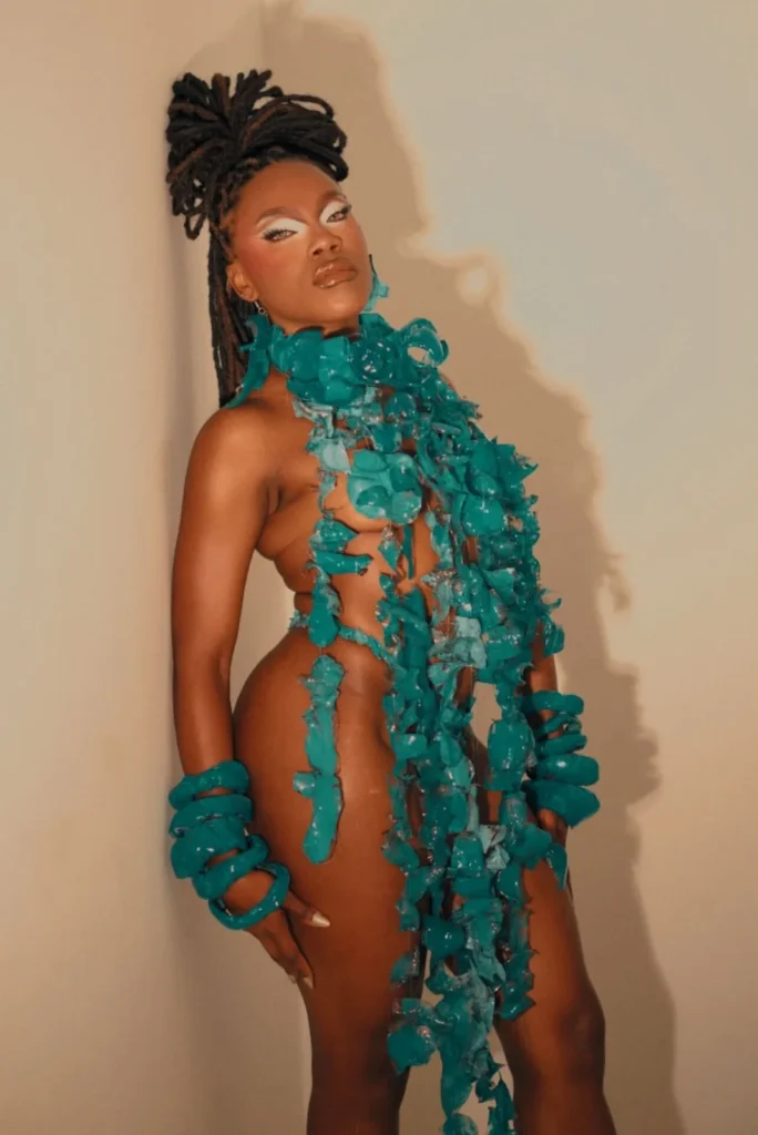 WhatsApp-Image-2026-02-07-at-10.19.50-2-684x1024 Musa da Mangueira desfila com look feito com mais de 200 garrafas pet e leva reflexão sobre poluição do Rio Amazonas para Avenida