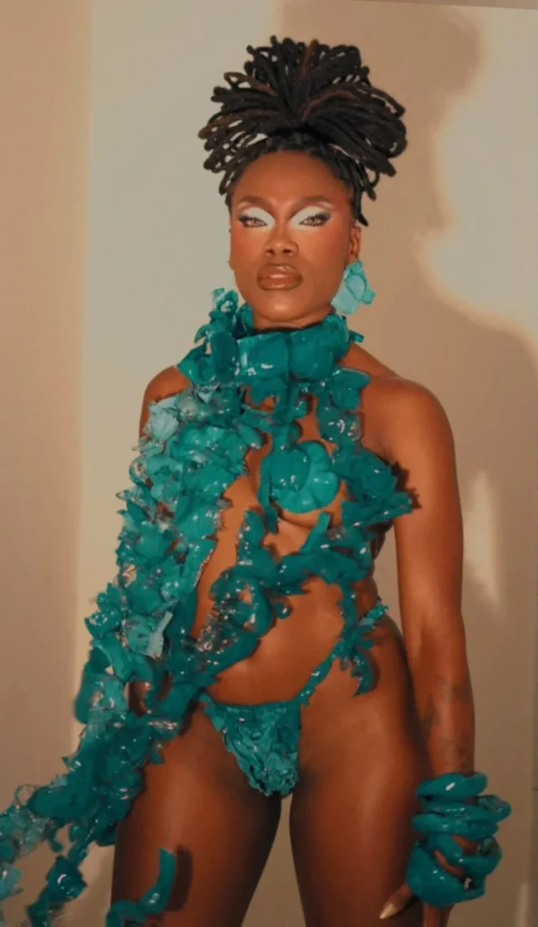 WhatsApp-Image-2026-02-07-at-10.19.50-595x1024 Musa da Mangueira desfila com look feito com mais de 200 garrafas pet e leva reflexão sobre poluição do Rio Amazonas para Avenida