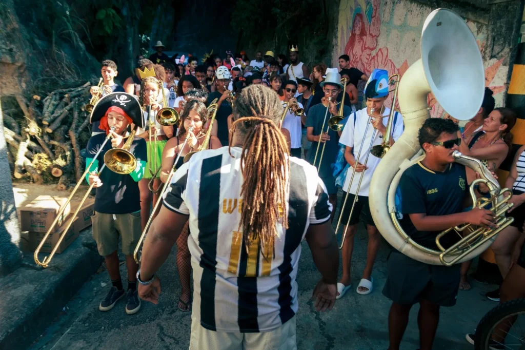 WhatsApp-Image-2026-02-19-at-13.03.34-1024x682 Favela Brass leva Cortejo de Carnaval para as ruas de Santa Teresa com alunos de comunidades do Rio