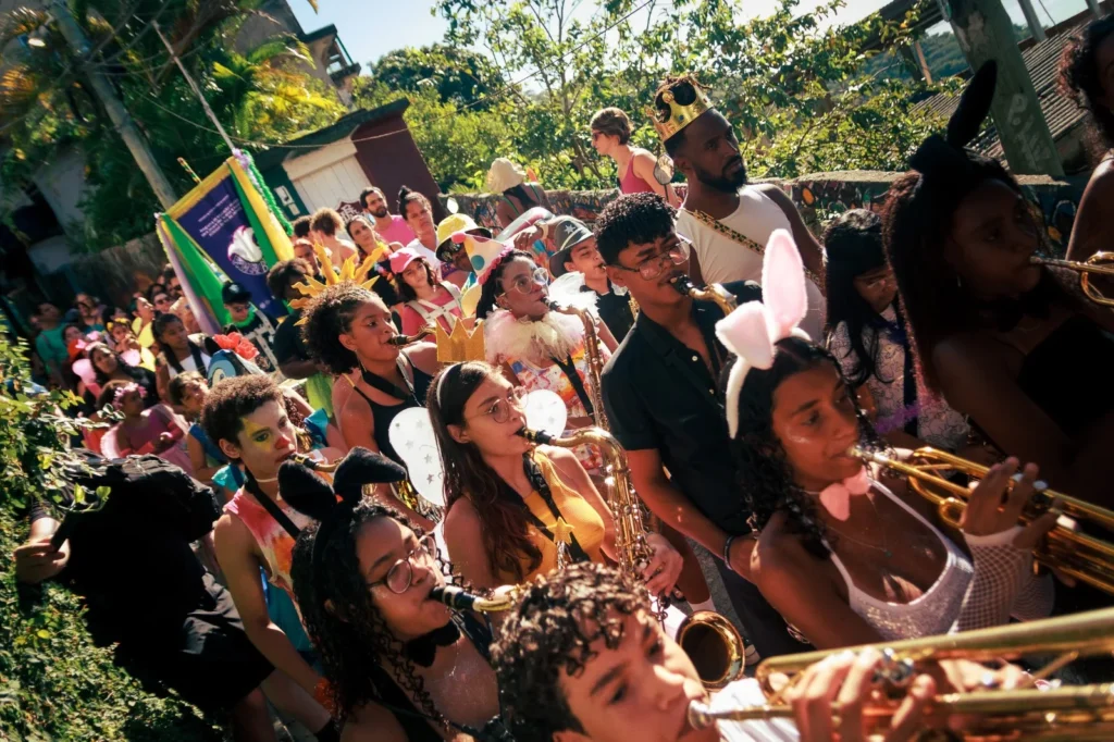 WhatsApp-Image-2026-02-19-at-13.03.34-2-1024x682 Favela Brass leva Cortejo de Carnaval para as ruas de Santa Teresa com alunos de comunidades do Rio